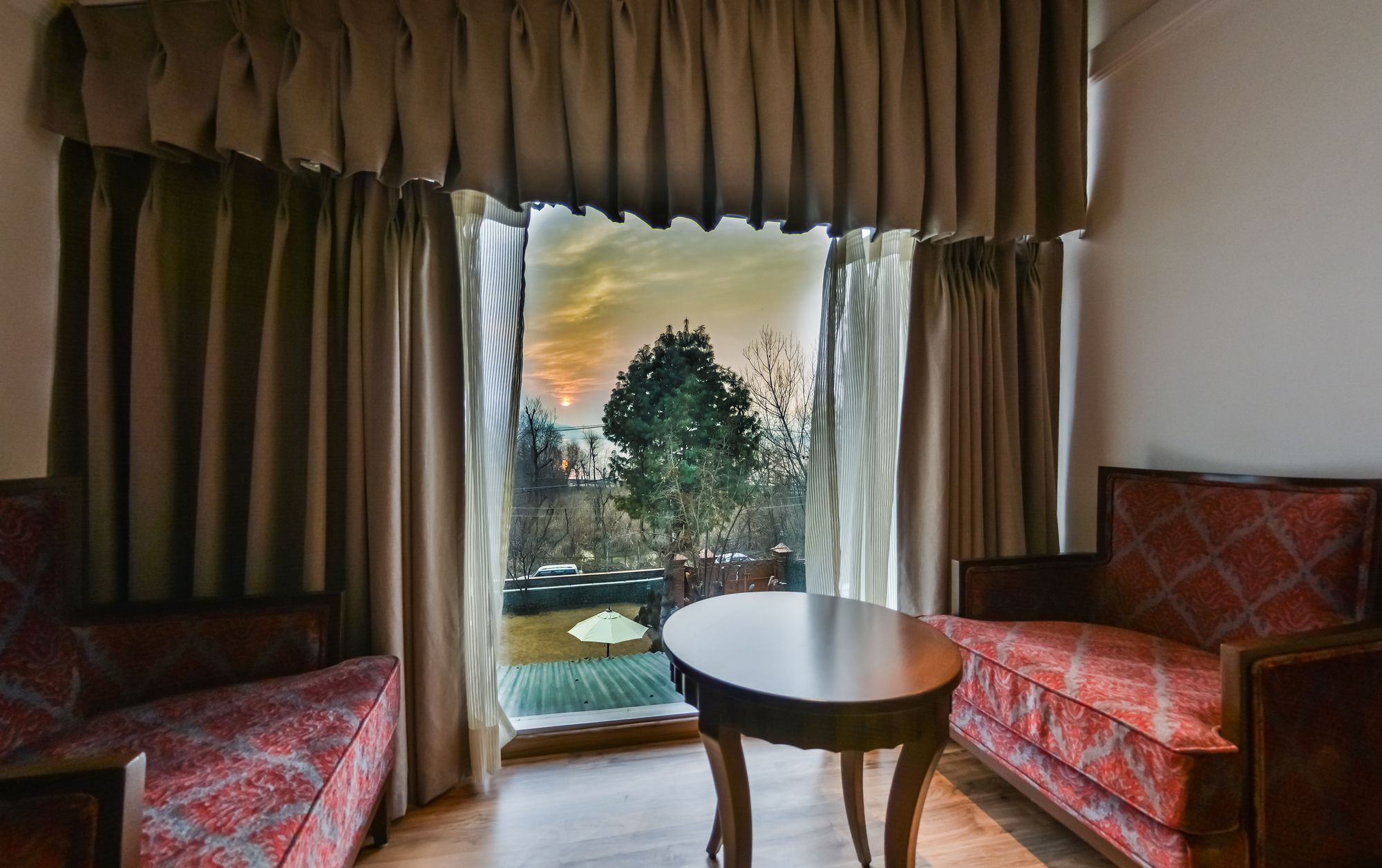 Hotel Metropolis Сринагар Экстерьер фото